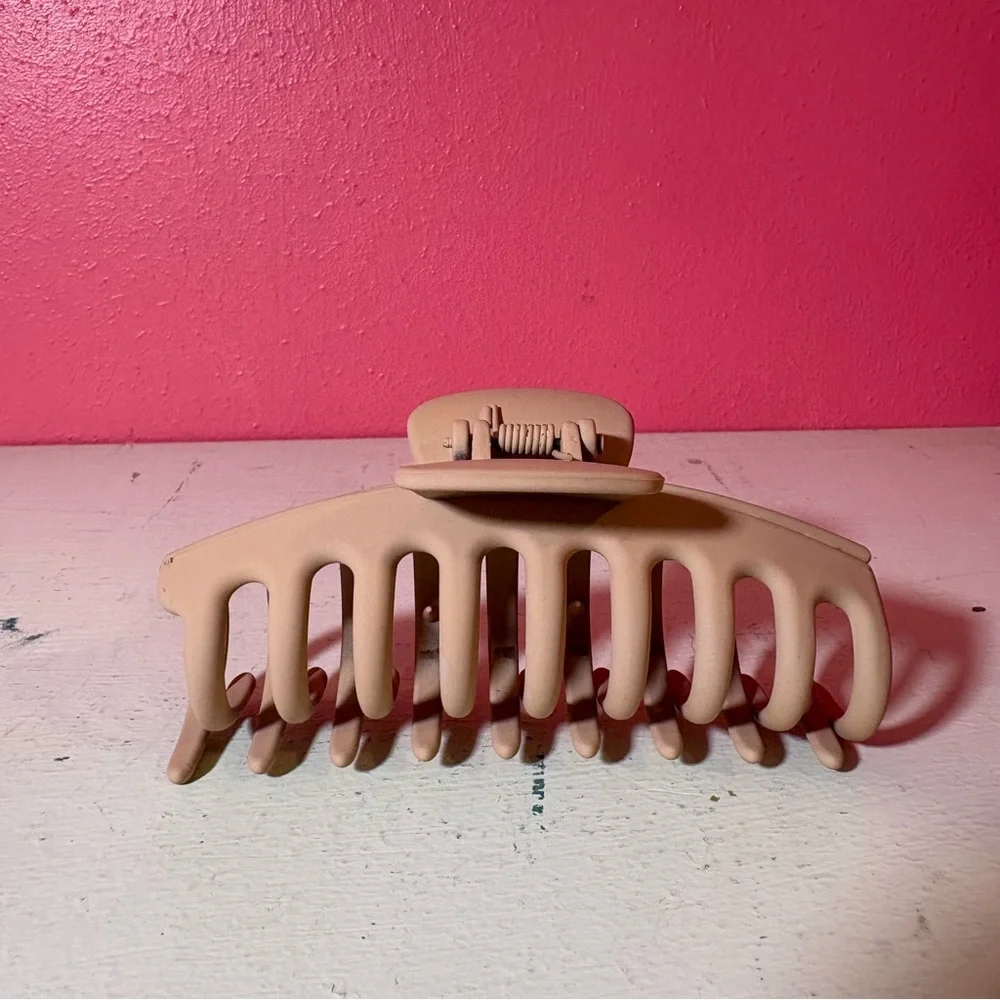 Urban Outfitters Marley Chic Tan Hair Claw Clip EUC - Picture 4 of 6